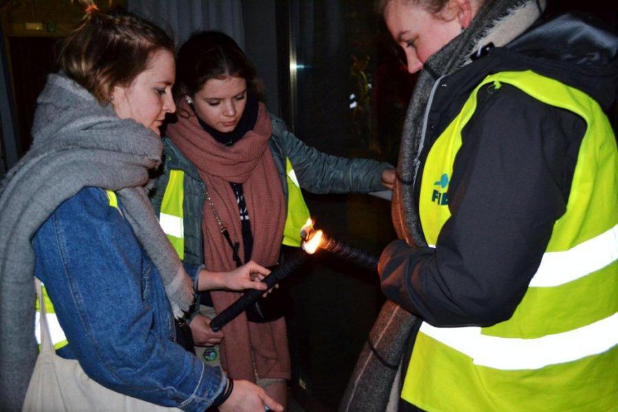 De fakkels worden aangestoken. © Urbain Van Kemzeke