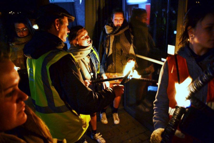 De fakkels worden aangestoken. © Urbain Van Kemzeke