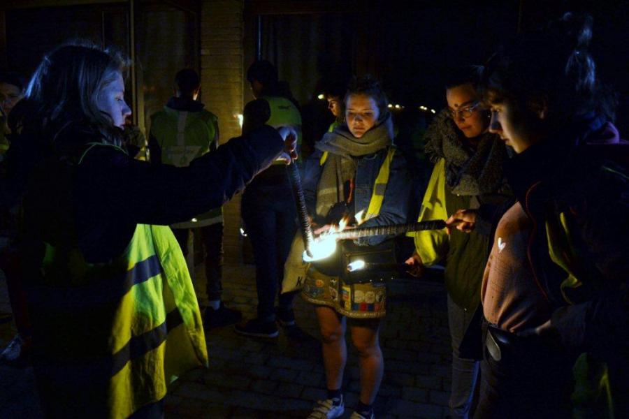 De fakkels worden aangestoken. © Urbain Van Kemzeke