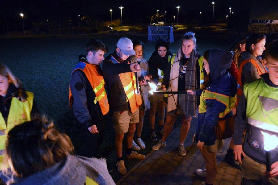 De fakkels worden aangestoken. © Urbain Van Kemzeke