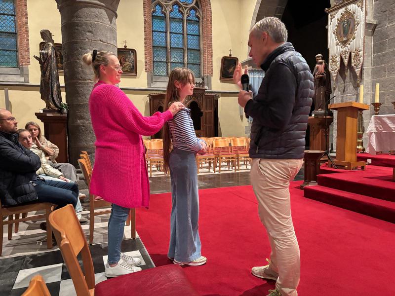  Diaken Jean-Yves geeft een duiding bij de symbolen van het vormsel. 