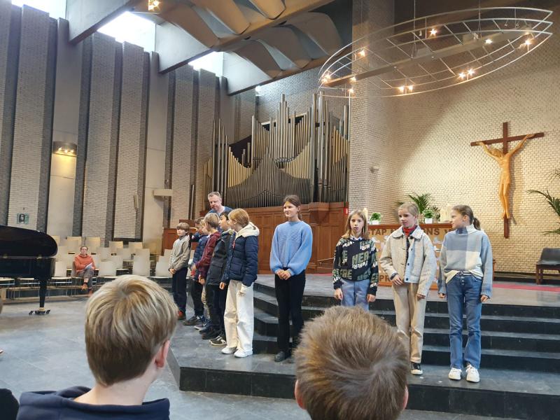 Ouders, broers en zussen van de vormelingen, catechisten en de hele parochiegemeenschap waren getuige van de naamopgave van de vormelingen © © Dirk Bellens