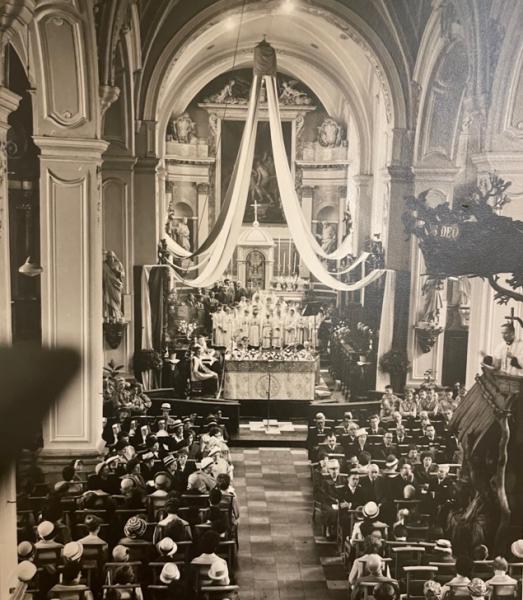 Ook in de jaren 60 van vorige eeuw was er feest in de kerk van Meerbeke! Let op de pastoor op de preekstoel en op de koorzangers... 