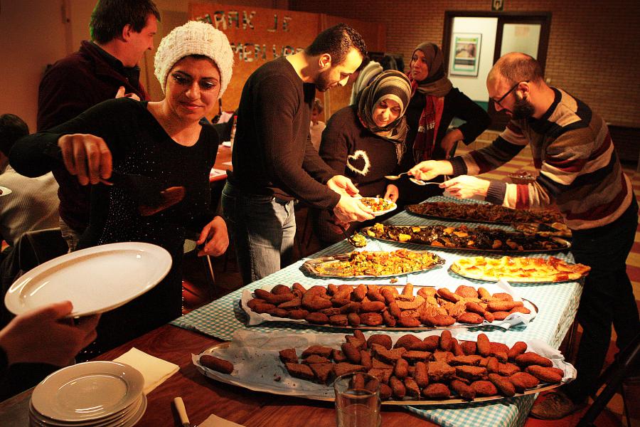 Naast kibbeh maakte Noura ook dolma en salade met Arabisch brood.