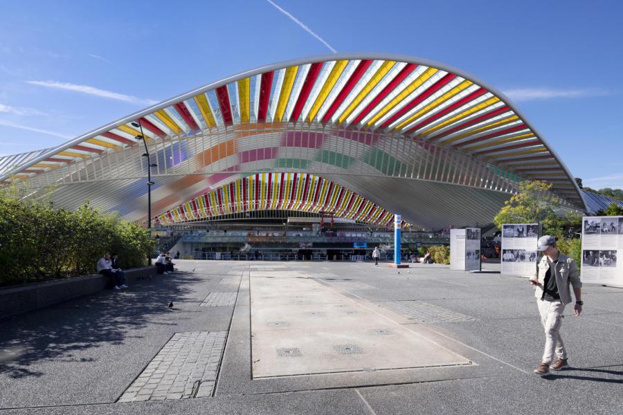 Comme tombées du ciel, les couleurs in situ et en mouvement (2022-2023), Daniel Buren - station Luik-Guillemins © Daniel Buren, ADAGP, Paris