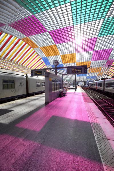 Comme tombées du ciel, les couleurs in situ et en mouvement (2022-2023), Daniel Buren - station Luik-Guillemins © Daniel Buren, ADAGP, Paris