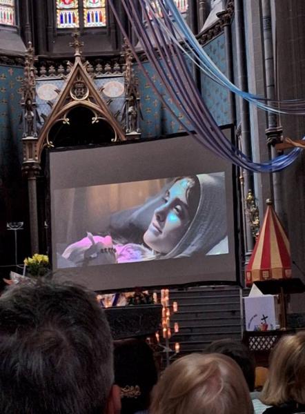 Tijdens de film in de basiliek © rector M Vantyghem