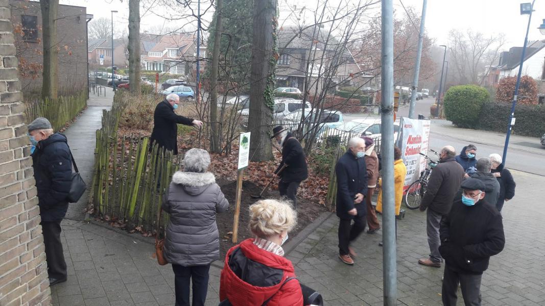 Na de viering een boom planten © BAR