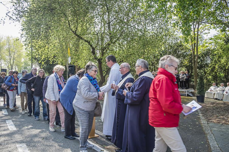  Tot slot werd aan de bedevaarders een gedenkkaartje meegegeven. © Linda Renette - Lambert J. Derenette