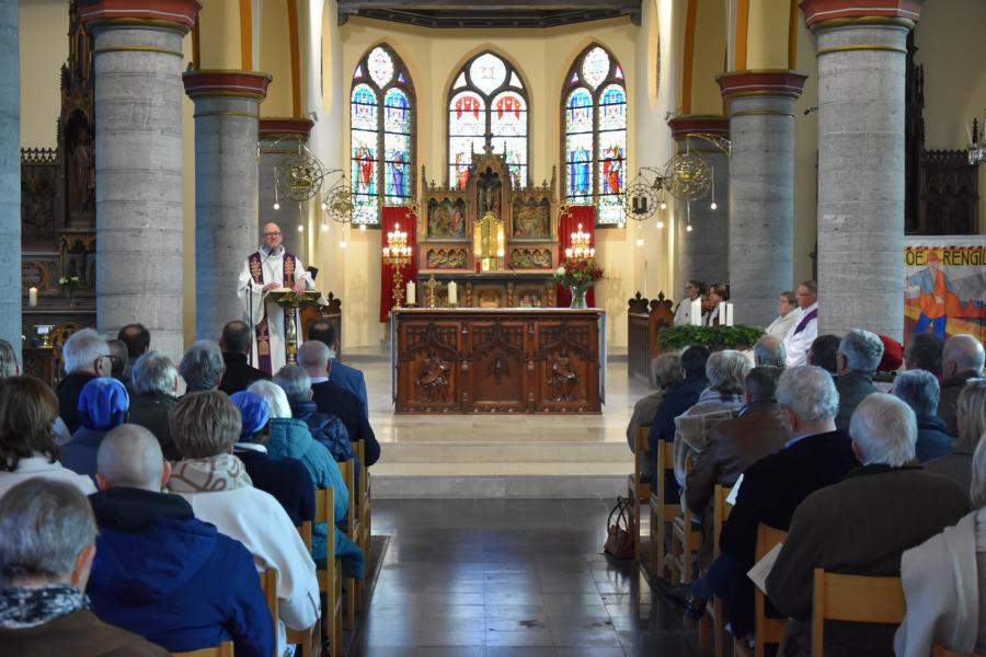 Waardige afscheidsviering voor pastoor-moderator Edouard Vanmaele 