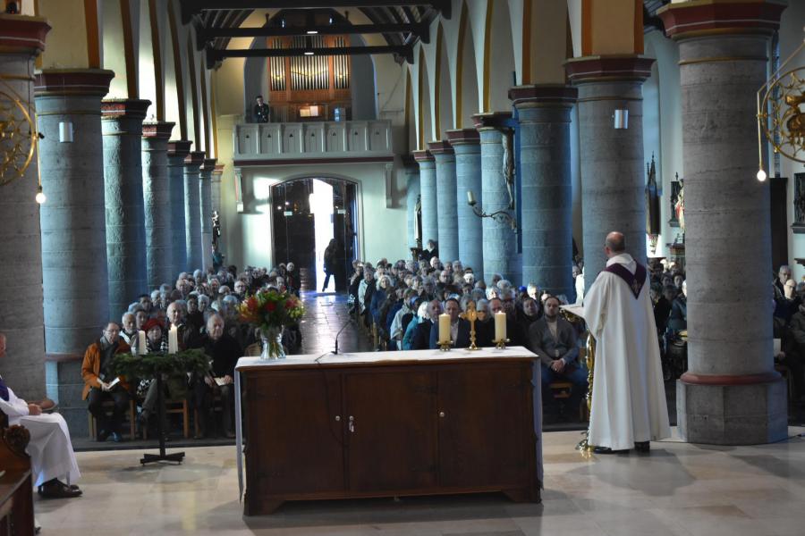 Waardige afscheidsviering voor pastoor-moderator Edouard Vanmaele 