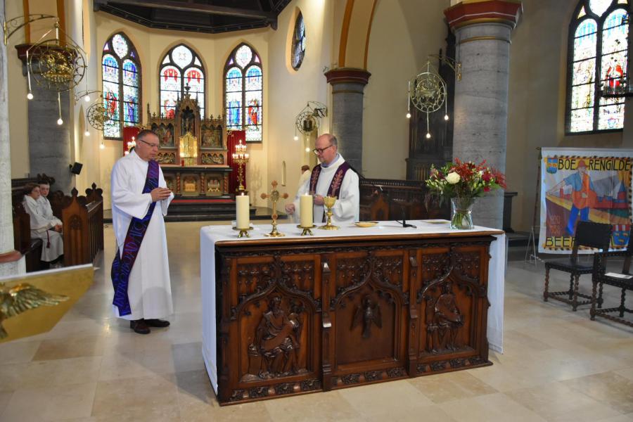 Waardige afscheidsviering voor pastoor-moderator Edouard Vanmaele 