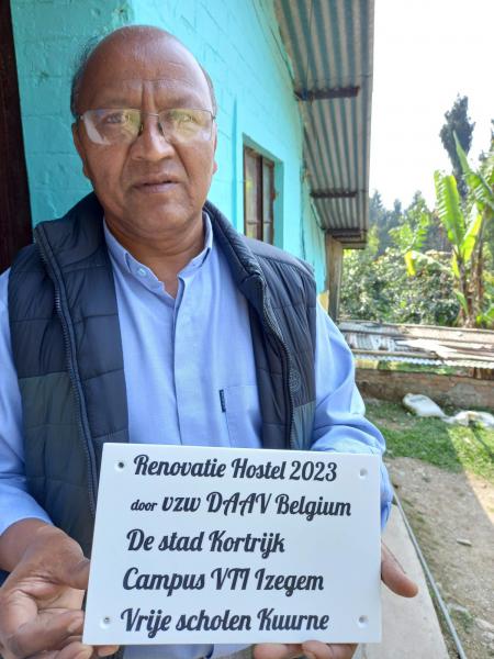 Pater Martin in Kalimpong met de plaat waarop naam van de sponsors staat, o.a. VBS Kuurne © Katrien Vandenbroucke