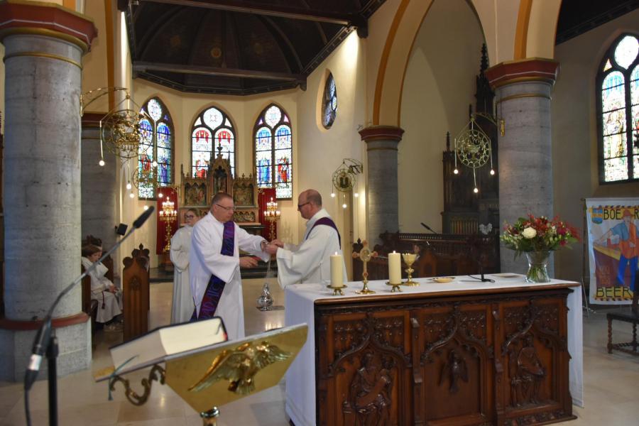 Waardige afscheidsviering voor pastoor-moderator Edouard Vanmaele 