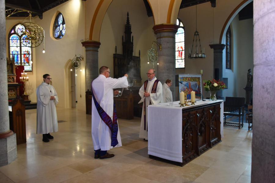 Waardige afscheidsviering voor pastoor-moderator Edouard Vanmaele 