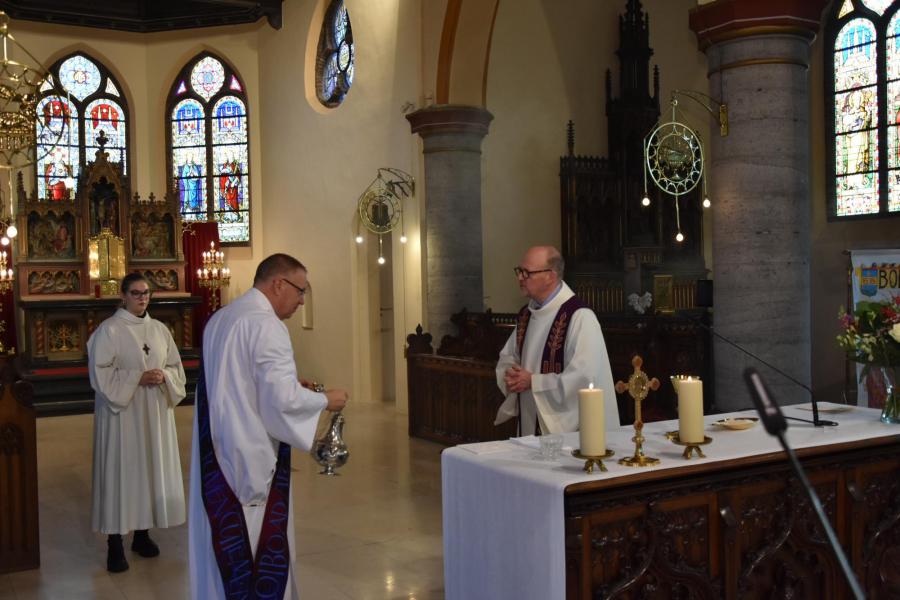 Waardige afscheidsviering voor pastoor-moderator Edouard Vanmaele 