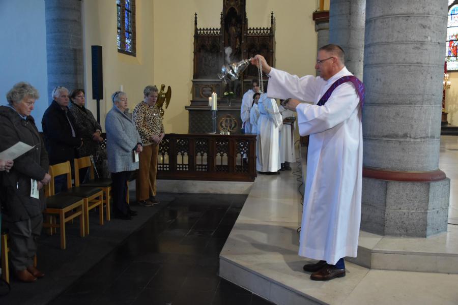 Waardige afscheidsviering voor pastoor-moderator Edouard Vanmaele 