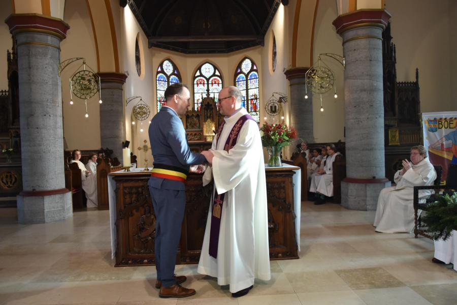 Waardige afscheidsviering voor pastoor-moderator Edouard Vanmaele 