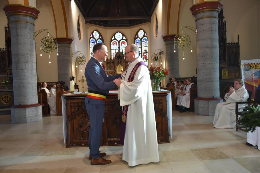 Waardige afscheidsviering voor pastoor-moderator Edouard Vanmaele 
