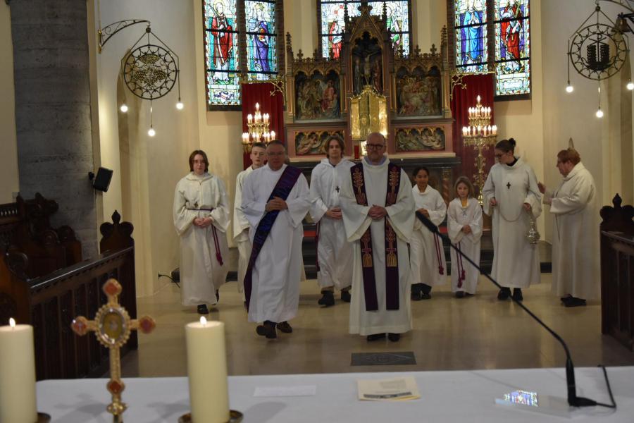 Waardige afscheidsviering voor pastoor-moderator Edouard Vanmaele 