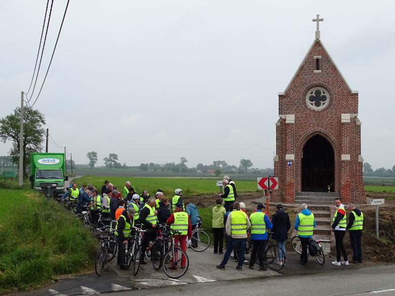 Hoogtepunt dit jaar van deze tocht was de pas gerestaureerde Janssenskapel.  © PE Sint-Maarten Koekelare Ichtegem