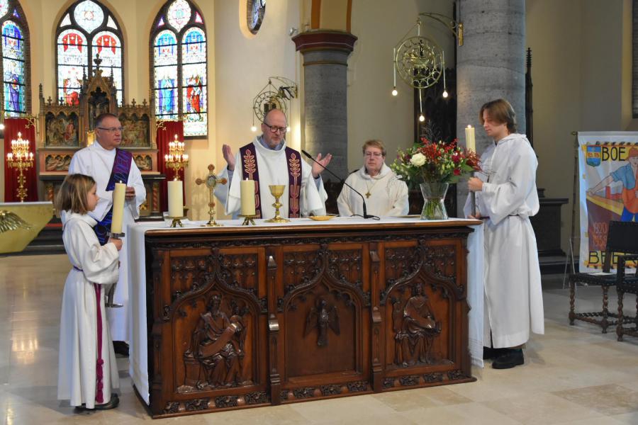 Waardige afscheidsviering voor pastoor-moderator Edouard Vanmaele 