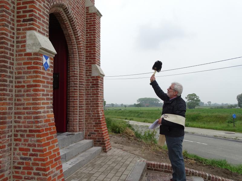 Diaken Gilbert wijdt de Janssenskapel © PE Sint-Maarten Koekelare Ichtegem