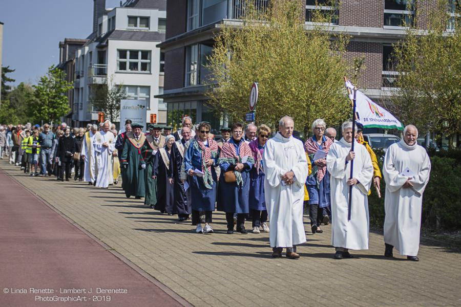 Onder een stralende zon trok de bedevaart op weg naar Baaldjes Kruus © Linda Renette - Lambert J. Derenette