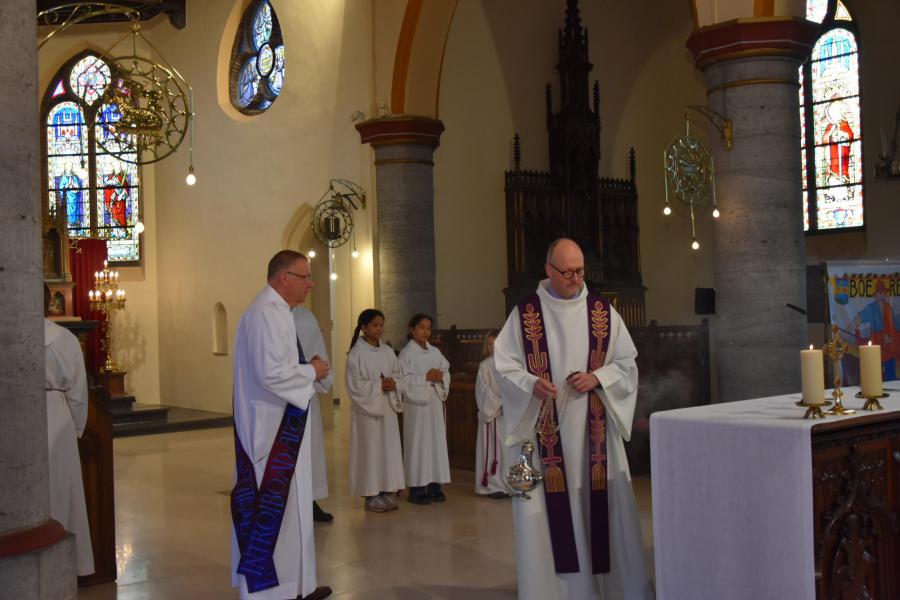 Waardige afscheidsviering voor pastoor-moderator Edouard Vanmaele 