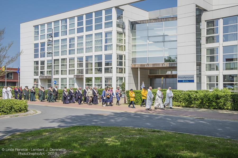 De bedevaart trok voorbij het woonzorgcentrum Dunecluyse © Linda Renette - Lambert J. Derenette