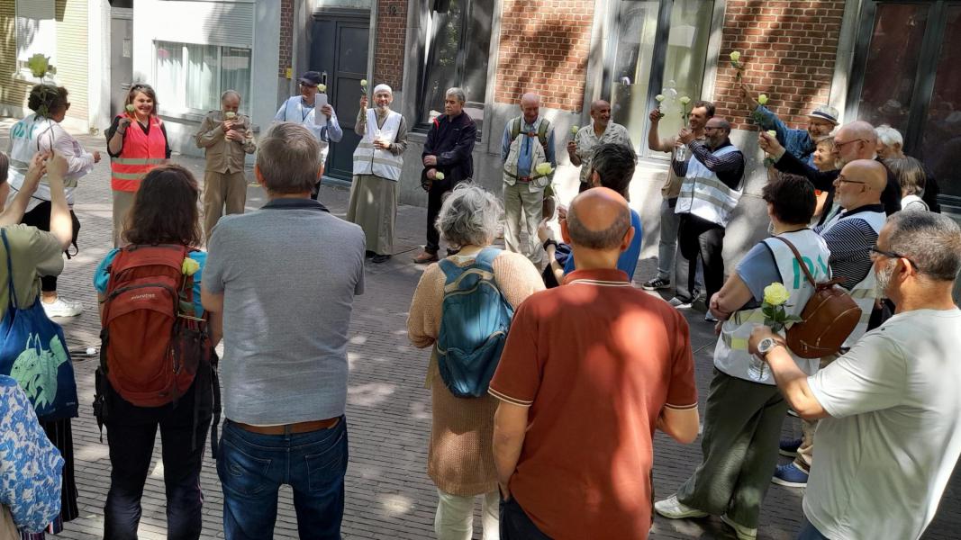 Witte rozen en een gebed bij de aanvang van de laatste etappe © Attent 