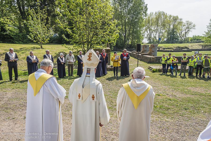  In de abdijruïne werd halt gehouden en gebeden voor de intenties van de bedevaarders.  Er werd tevens gebeden voor wijlen E.H. Roland Pollet, een trouwe bedevaarder naar Baaldjes Kruus. © Linda Renette - Lambert J. Derenette