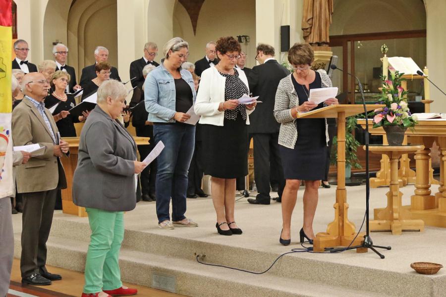 Uit de verenigingen kwamen lectoren om de gebeden te zeggen.