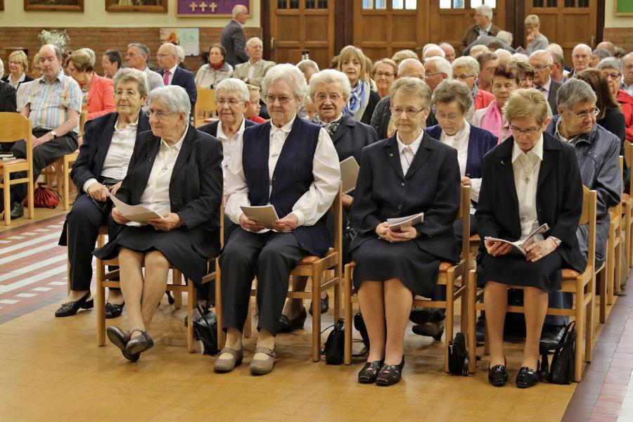 Er was die viering ook nog een heel speciale gebeurtenis: de zusters werden gevi