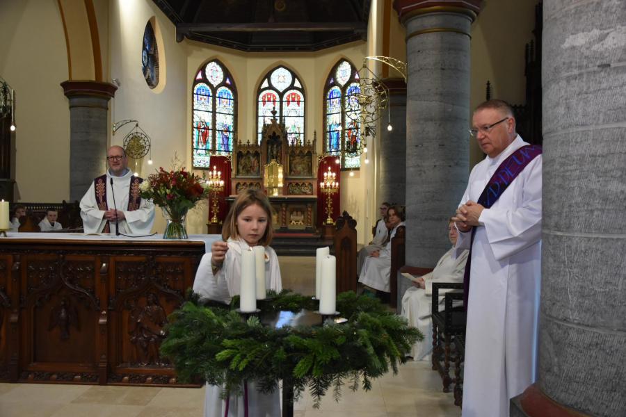 Waardige afscheidsviering voor pastoor-moderator Edouard Vanmaele 