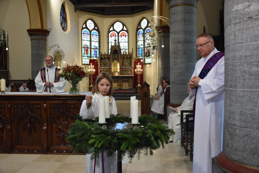 Waardige afscheidsviering voor pastoor-moderator Edouard Vanmaele 