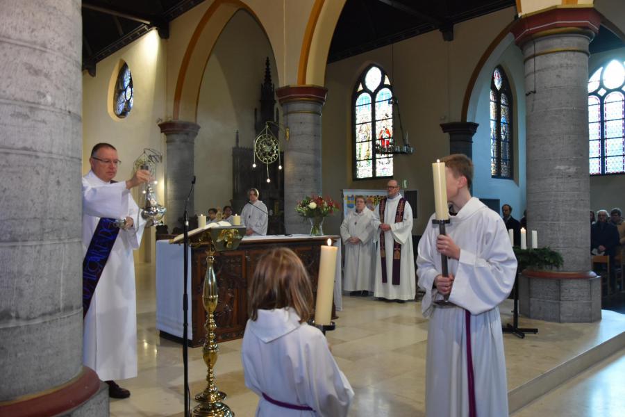 Waardige afscheidsviering voor pastoor-moderator Edouard Vanmaele 