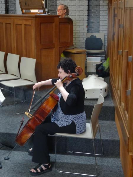 Het duo Annabel Gordon (cello) en Joannes Thuy (orgel) luisterde de concertmis van zondag 4 augustus op © Marjo Perry