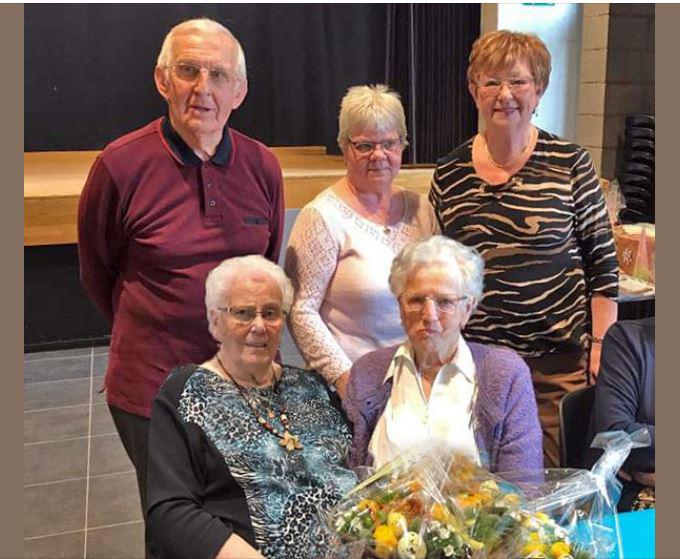 Okra Lutselus-Rooierheide Diepenbeek viert Pasen Lucia Speelmans en Maria Maes, werden met een daverend applaus voor hun 10 jaar trouwe dienst door het bestuur in de bloemetjes gezet 