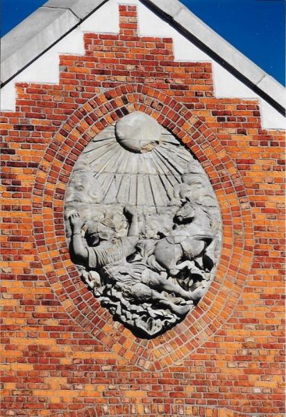 Kerk St.-Paulus Oudenbos - De bekering van St. Paulus detail van de voorgevel 