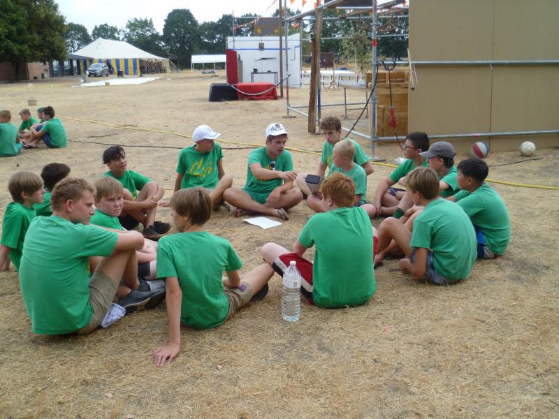 Bezinning op kamp van chirojongens Rooierheide 