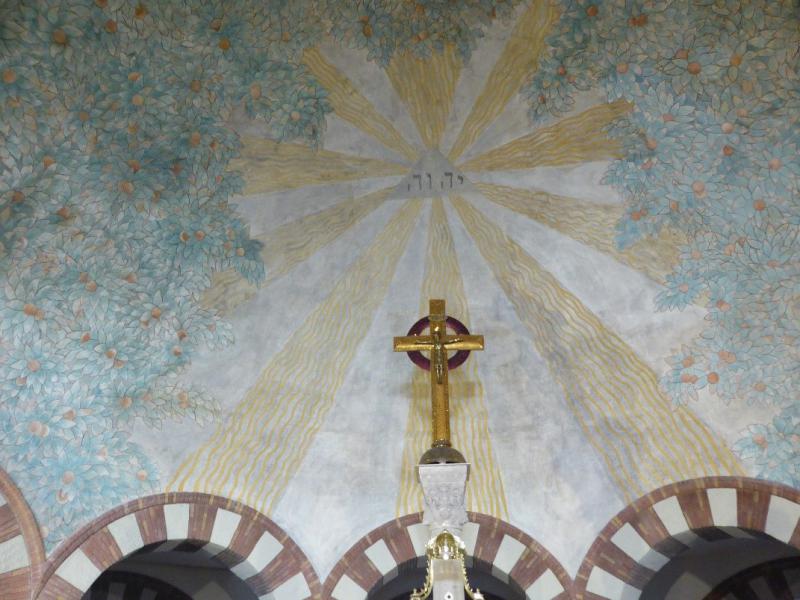 Kerk St.-Paulus Oudenbos - De “tuin van Eden” met het kruisbeeld in glasmozaïek 