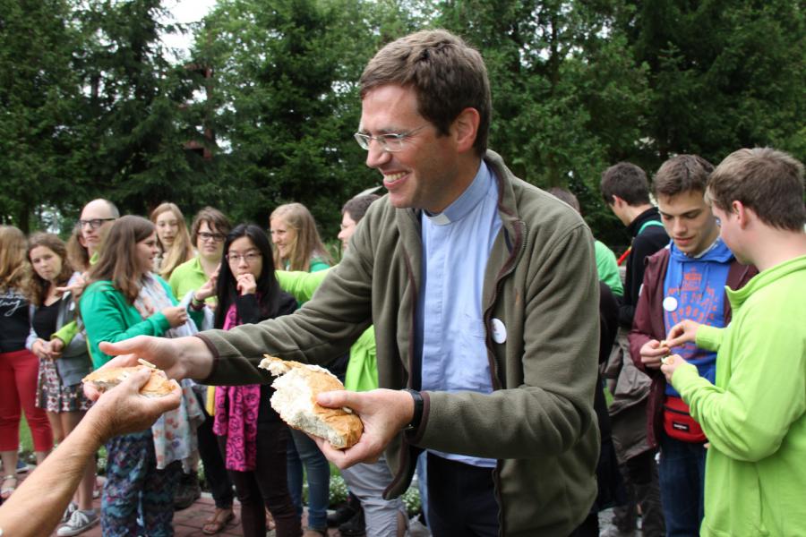 Het breken en delen van het welkomstbrood © IJD