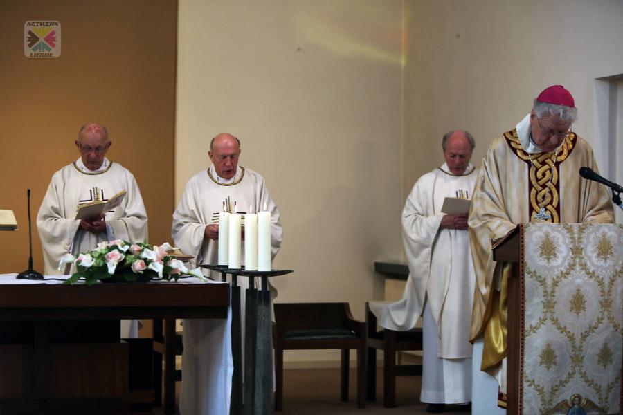 E.H. Raf Van Baerle, Robert De Cremer, Frans Hitchinson en mgr Van Looy  ©  (c) Cathy Bourgeos en Stefaan Van Steenberge