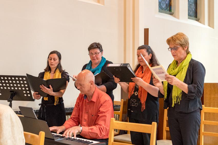 Koor Vivace: Barbara De Ceuster, Jan Van Caeneghem, Nancy De Lange, Ingrid Viaene en © (c) Cathy Bourgeos en Stefaan Van Steenberge.