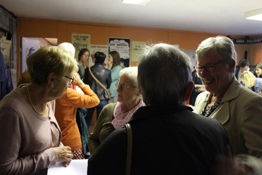 Oud-leiding ontmoeten elkaar op de receptie © RvH