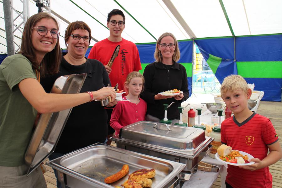 Aanschuiven voor een bord vol lekker chiro-eten © RvH