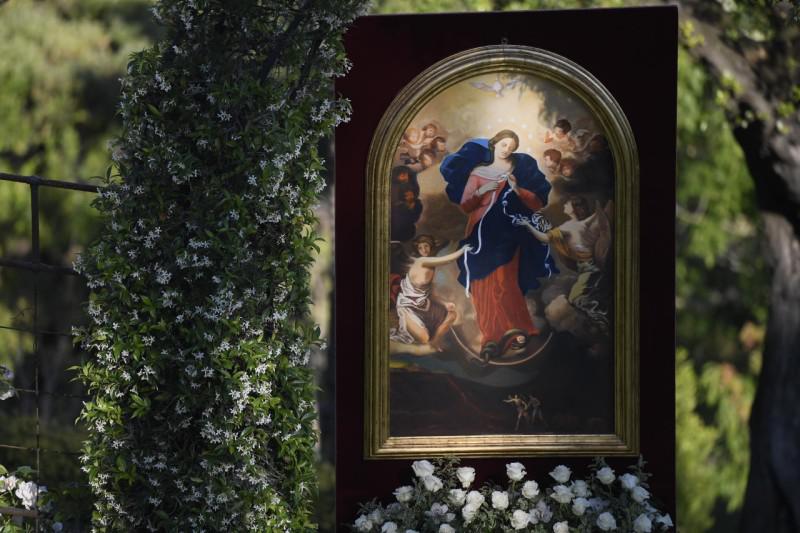 De icoon werd in de tuin van het Vaticaan opgesteld © Vatican Media