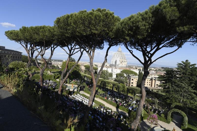 Rozenkransgebed voor het einde van corona in de tuinen van het Vaticaan © Vatican Media