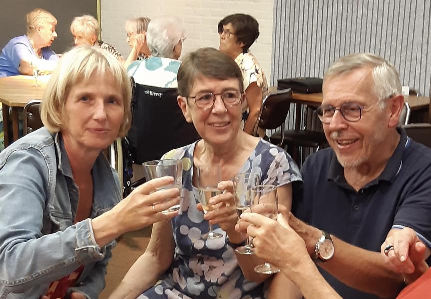 Er wordt geklonken op de verjaardagen van Myriam en Fernand, 2 september 2024 © Michelle Dayez